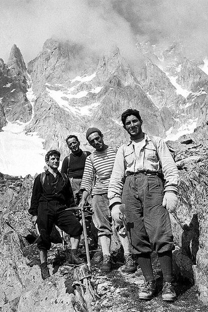Fotografía tomada en 1955, en una expedición de Bonatti (derecha) al Mont Blanc.