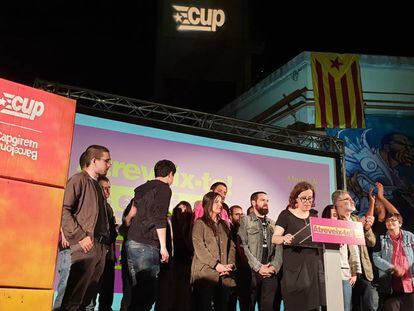 La regidora del ayuntamiento de Barcelona Eulàlia Reguant comparece junto a otros miembros de la CUP, tras el escrutinio de las elecciones municipales.