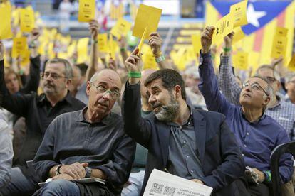 Jordi S&agrave;nchez, junto con Llu&iacute;s Llach, durante la asamblea