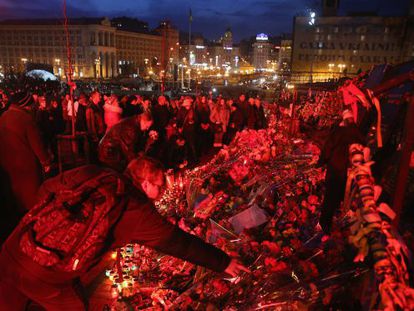 Ciudadanos ucranios dejan velas y flores en homenaje a los muertos durante las protestas del Maid&aacute;n.  