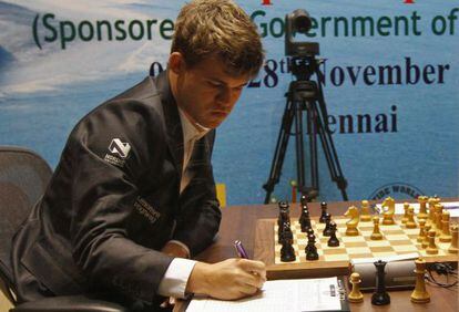 Magnus Carlsen, en un instante de la partida del lunes. 