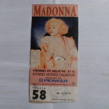 Os envío esta fotografía de la entrada del concierto de Madonna que se celebró en el Calderón el 27 de julio de 1990. El precio, 4.000 pesetas de hace casi 27 años. Recuerdo perfectamente su salida al escenario con la camiseta del atlético de Madrid. 