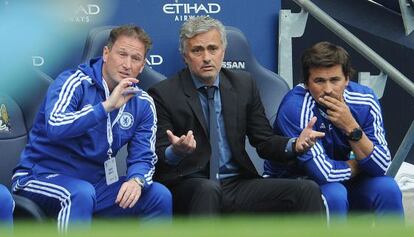 Mourinho, durante el partido en el Eitihad.