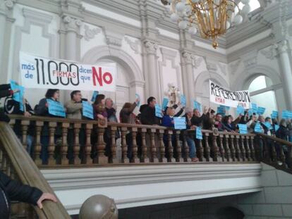Manifestantes en el Ayuntamiento de Alcázar de San Juan.