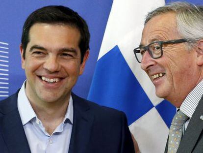 El primer ministro griego, Alexis Tsipras, junto al presidente de la Comisi&oacute;n Europea, Jean-Claude ayer 3 de junio.