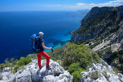 Una senderista durante un tramo de la ruta Selvaggio Blu, cerca de Pedra Longa. Al fondo, Santa Maria Navarrese. 