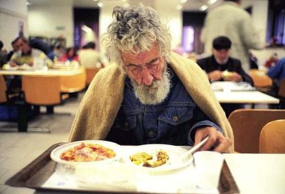 Un hombre come en un albergue de C&aacute;ritas en Roma en 2009. 