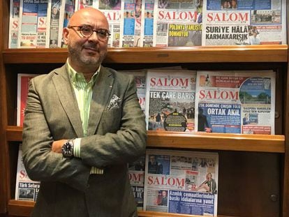 El director del semanario 'Salom', Ivo Molinas, delante de un estante con ejemplares de la publicación.