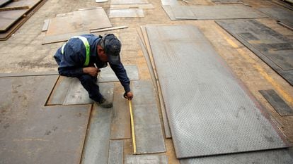 Un trabajador mide placas de acero en una fábrica en Ciudad Juárez (México).