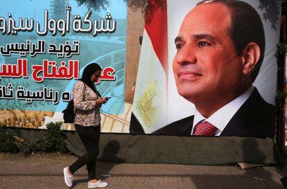 Una mujer pasa ante un cartel electoral de Abdelfatá al Sisi en El Cairo.