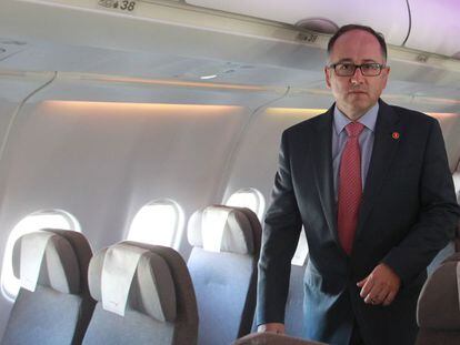 Luis Gallego, presidente de Iberia, a bordo de uno de los aviones de la aerolínea.