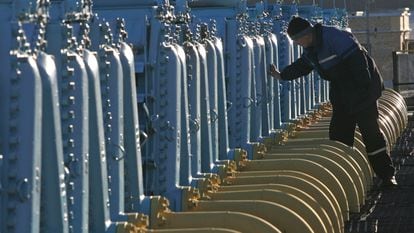 Un trabajador en una estación de compresión del gasoducto Yamal-Europa en Bielorrusia, en una imagen de archivo.