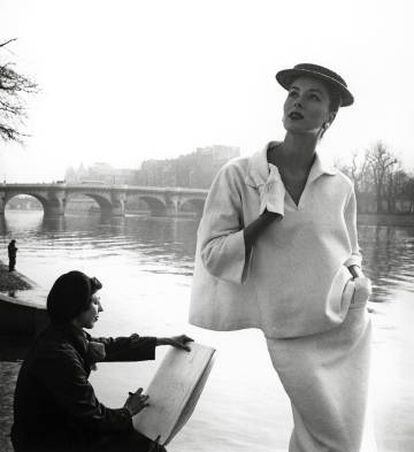 La modelo Suzy Parker, en el Sena, con traje de Balenciaga (París, 1953). Cortesía de la galería Staley-Wise, de Nueva York.