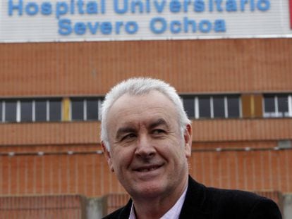 Cayo Lara, a las puertas del hospital Severo Ochoa de Legan&eacute;s.