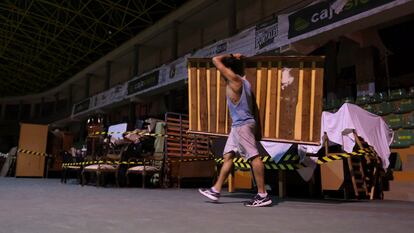 Imagen de uno de los vecinos evacuados guardando sus enseres en el polideportivo de Tazacorte.