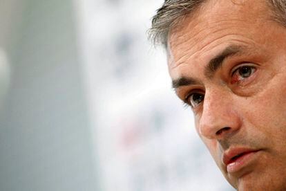El técnico del Madrid, José Mourinho, durante la reuda de prensa previa la partido del Racing.
