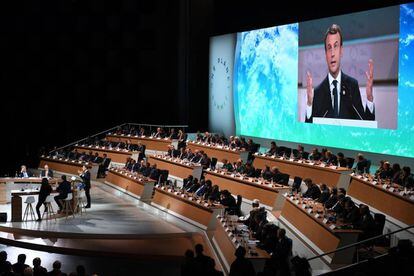 El presidente de Francia, Emmanuel Macron, se muestra en una gran pantalla mientras pronuncia un discurso en One Planet Summit.