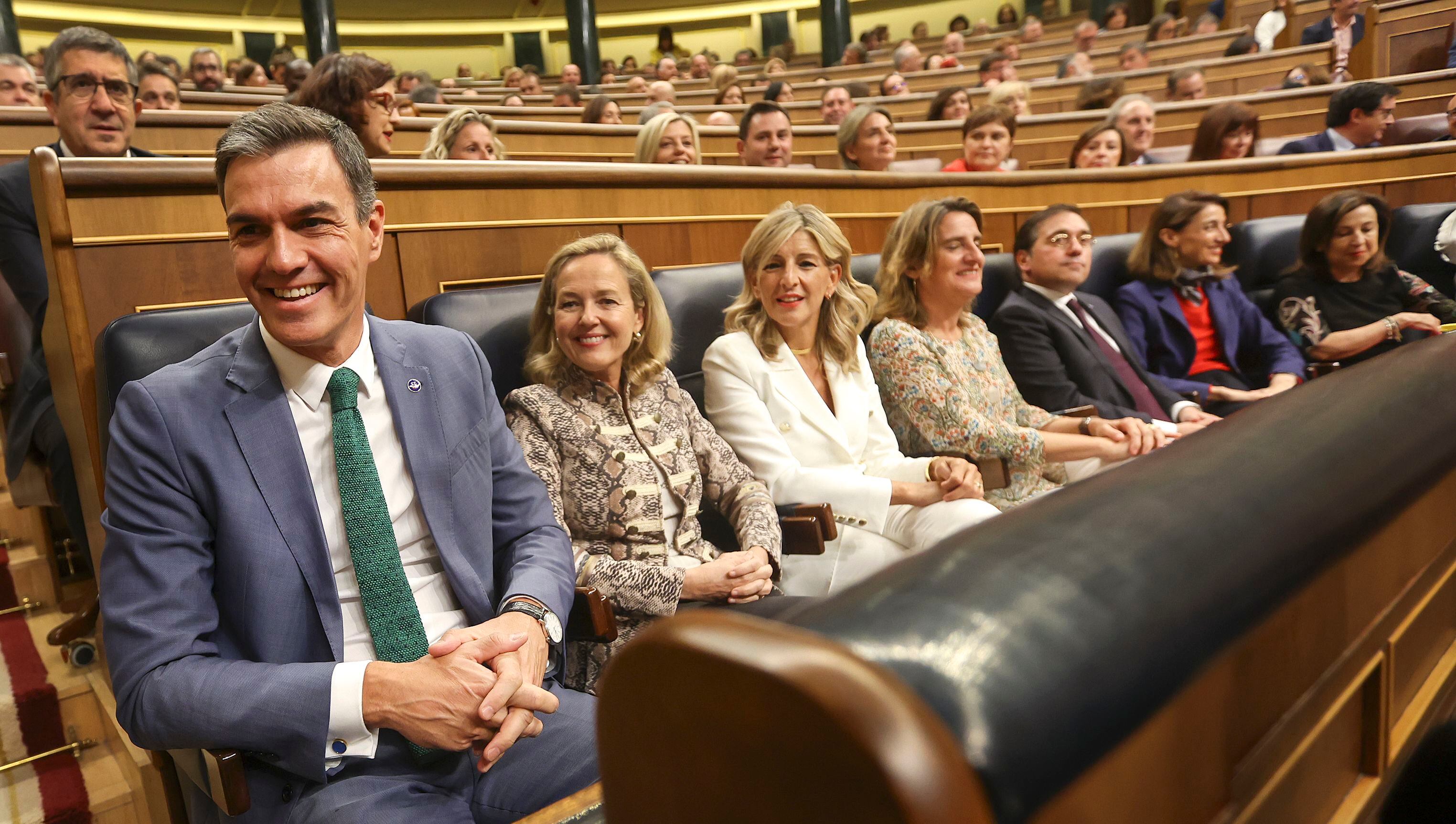 El presidente del Gobierno en funciones, Pedro Sánchez, y el resto del Ejecutivo, en el arranque del debate de investidura de Feijóo. 