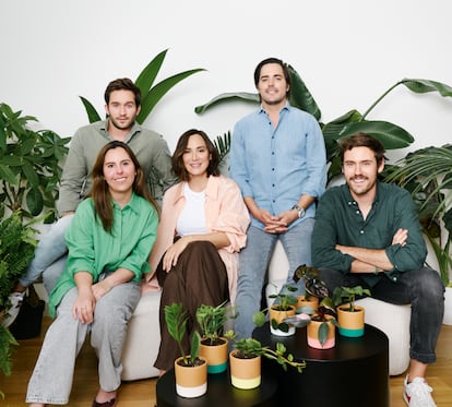 Tamara Falcó and Hugo Arévalo, in the center, together with the Miniplanta team.