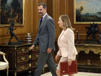 El rey Felipe VI con la presidenta del Congreso, Ana Pastor.