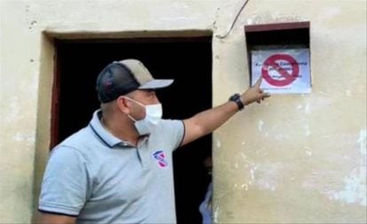 Fotograma de un vídeo donde aparece Luis Adrián Duque, alcalde del municipio Sucre, mostrando cómo marcan las residencias en las que habitan pacientes con covid-19.
