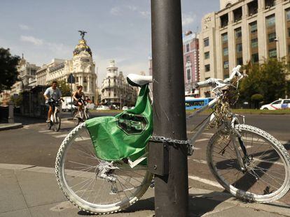 Una bici blanca recuerda al ciclista atropellado en la calle de Alcal&aacute;.