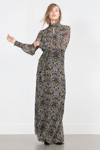 Si aún no tienes un vestido largo y vaporoso es el momento de hacerte con uno. Este es de Zara (79,95 euros).