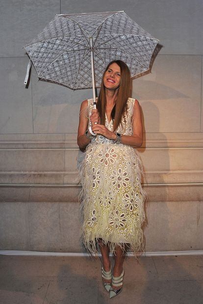 Anna Dello Russo asistió a la fiesta con un vestido troquelado de la colección de esta primavera y un paraguas.