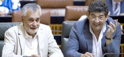 Jos&eacute; Antonio Gri&ntilde;&aacute;n (izquierda) y Diego Valderas, en el debate del plan de ajuste.