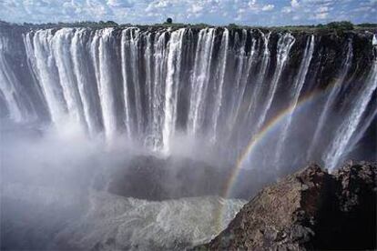 Las aguas del río Zimbabue se convierten en un estruendo al llegar a las cataratas Victoria.