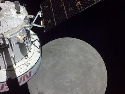 En el sexto día de la misión Artemis I, una cámara montada en los paneles solares de Orión capturó la nave espacial y la Luna.