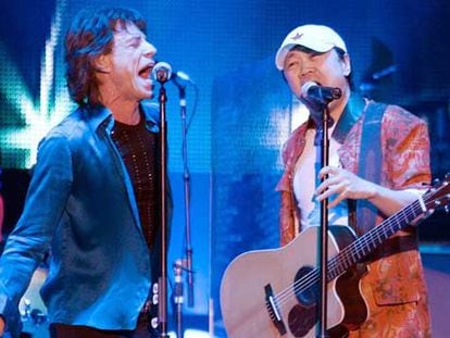 Mick Jagger, a la izquierda, con el rockero chino Cui Jian, en un momento del concierto.