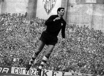 José Ángel Iríbar (Zarautz, Guipúzcoa, 1943), mítico portero del Athletic de Bilbao, en San Mamés en la temporada 1966-1967.