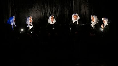 Los cantantes de La Compagnia del Madrigale, tocados con pañuelos blancos, interpretan 'O dolorosa gioia', de Carlo Gesualdo, el primero de los madrigales del músico italiano que integran el espectáculo 'Sparge la Morte'.