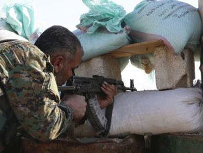 Un soldado sirio toma posiciones en las afueras de Duma.