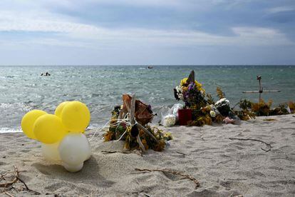 Flores, cruces y globos en la playa cercana a la localidad calabresa de Steccato di Cutro, en cuyas aguas murieron 79 migrantes el 26 de febrero.