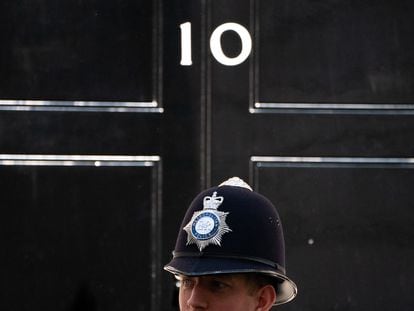Un policía de Scotland Yard ante la puerta del 10 de Downing Street, la oficina del primer ministro del Reino Unido