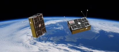 Recreació dels dos Cubesat catalans orbitant la Terra.