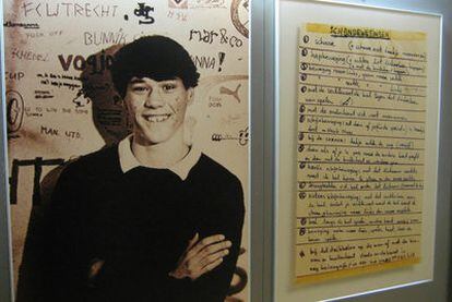 Fotografía de un adolescente Van Basten junto a una copia de su lista de movimientos futbolísticos