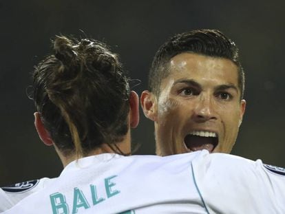 Cristiano Ronaldo celebra junto a Bale su primer gol (el del 0-2) al Borussia. 