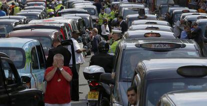 Protesta de taxistas contra Uber en el centro de Londres, el pasado año.