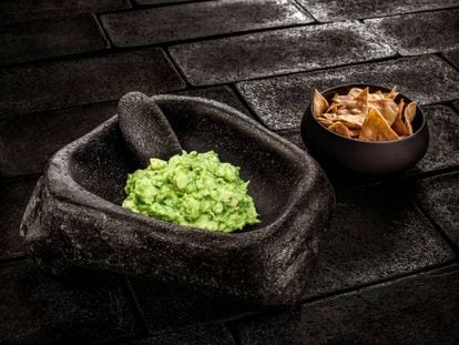 Guacamole del restaurante madrileño Punto MX presentado en un molcajete (mortero de piedra volcánica).