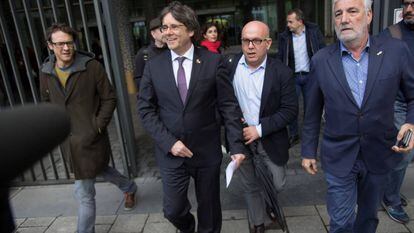 En el centro, el abogado Gonzalo Boye acompaña al expresidente Carles Puigdemont, en una imagen de archivo.