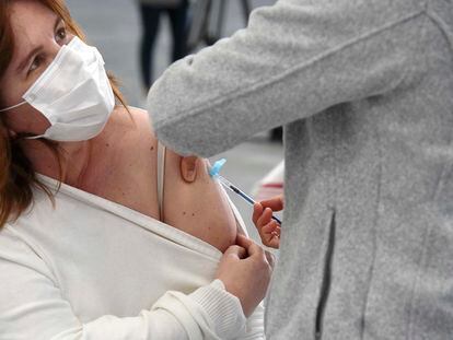 Una mujer es vacunada en Pontevedra (Galicia), el pasado 13 de marzo.