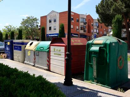Contenedores para el reciclaje en una calle de Madrid, el pasado 17 de mayo.