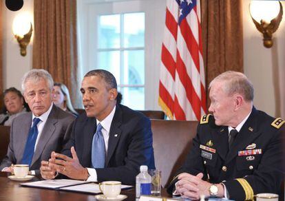 Barack Obama (centro), durante una reuni&oacute;n con Chuck Hagel (izquierda) y Martin Dempsey (derecha), en la Casa Blanca.