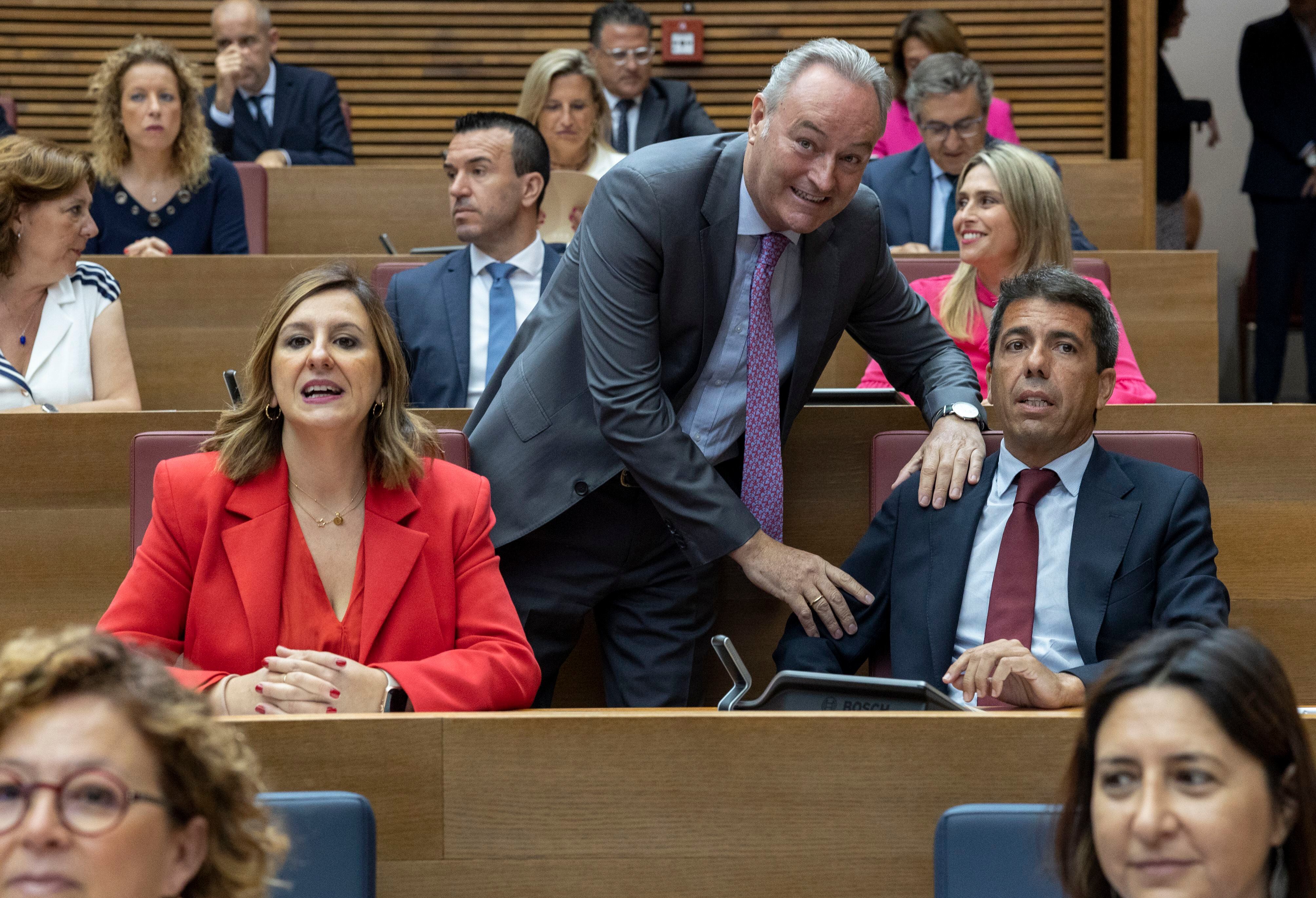 El futuro president de la Generalitat, Carlos Mazón (centro) saluda al expresidente Alberto Fabra en presencia de la alcaldesa de valencia, María José Catalá.
