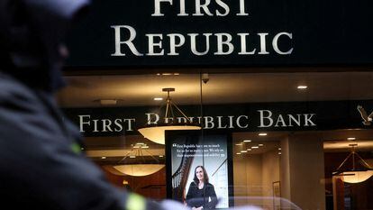 Una sucursal del First Republic Bank en Midtown Manhattan, en la ciudad de Nueva York.