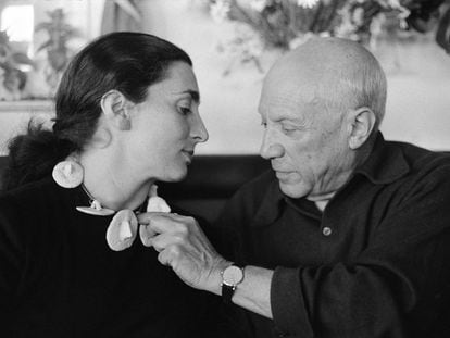 Jacqueline con un collar de cerámica realizado por Picasso en La Californie, Cannes, 1957, en un fotografía realizada por David Douglas Duncan.