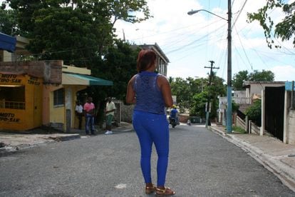 A unos metros de la playa, Gabriela Flores pasea por las calles donde se prostituía cuando era menor. Ahora, con 23 años, es peluquera, pero reconoce que en ocasiones va en busca de clientes para sacar un dinero extra para sacar adelante a sus cuatro hijos.